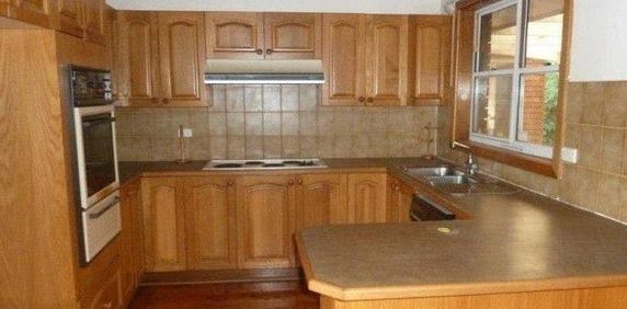 EXECUTIVE LOCATION. RENOVATED INTERIOR. - Photo 2