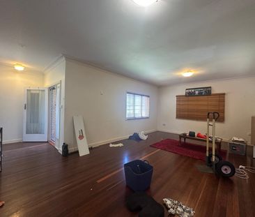 TWO BEDROOM HOME, WALKING DISTANCE TO SHOPPING CENTRE! - Photo 2