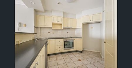 Huge Apartment With Easterly Views to the River! BRAND NEW CARPET - Photo 4