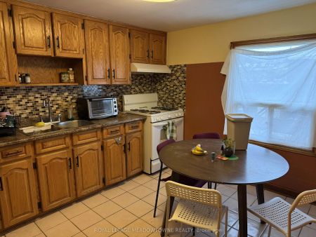 492 Dufferin Street #A - Photo 2