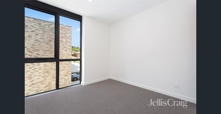 Designer Luxury Living in the Heart of Ivanhoe East 6 - 9 Month Lease - Photo 3