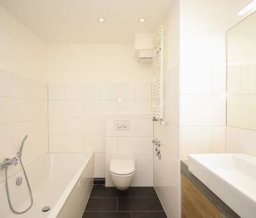 Traumhaftes Dachgeschoss-Loft mit offener Galerie und Einbauküche - Photo 2