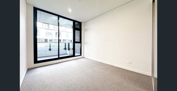 Bright, Modern & Oversized 1-Bedroom in Prime Erskineville Location - Photo 1
