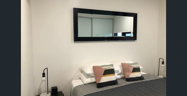 STUNNING HARBOUR /CITY VIEWS - 1 BEDROOM APARTMENT - Photo 1