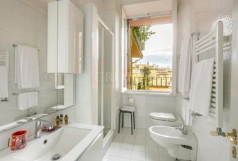 A Charming Penthouse with a Balcony in the Heart of Rome. In Residence with consierge, A/C , WIFI.Rif. #1946