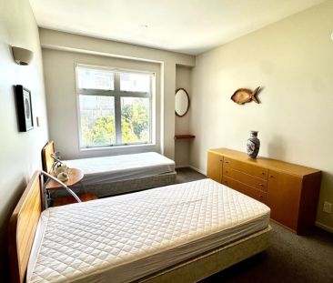 Expansive living with uninterrupted harbour views - Photo 5