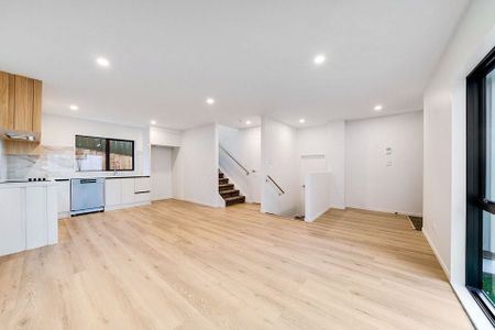 Near New 3 Bedroom + 2.5 Bathrooms + Garage - Photo 3