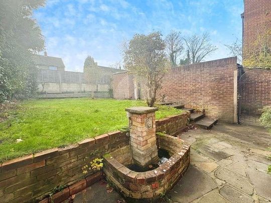 Courtlands, Maidenhead, SL6 - Photo 1