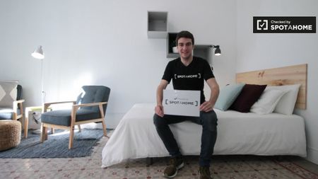 barcelona, Catalonia 08012 - Photo 3