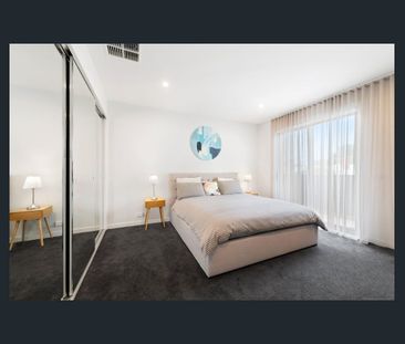 Large Modern Home In Great Richmond location - Photo 3