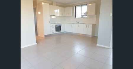Brick 2 bedroom flat, fully tiled throughout, fenced Flat. New AC, MBIRs. - Photo 4