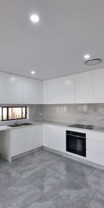 Modern & Spacious Three-Bedroom Granny Flat in Quiet Location - Photo 3