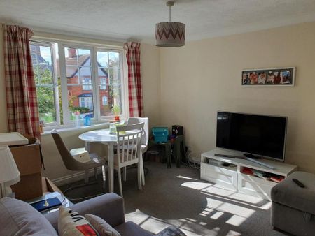 2 bedroom flat to rent - Photo 2