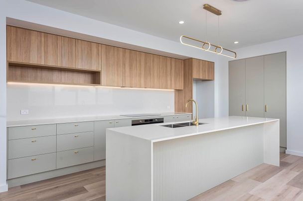 Luxury architecturally designed villa in the heart of Broadbeach Waters - Photo 1