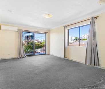 Central Location in the beachside town of Burleigh Heads! AVAILABLE... - Photo 1