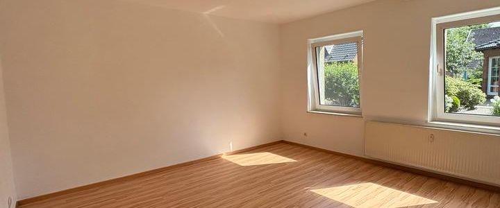 Helle 2-Zimmer-Wohnung mit Stellplatz & EBK in Siedenbollentin - Photo 1