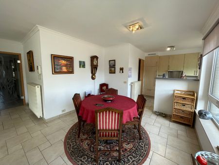 Ruim zonnig appartement met drie slaapkamers, twee badkamers en terras in een gebouw op de Markt. - Foto 4