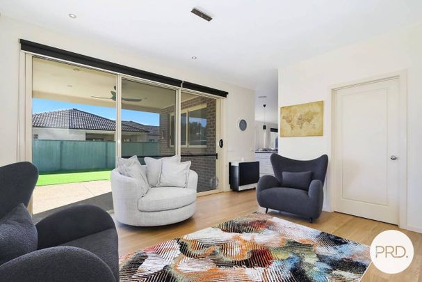 FULLY FURNISHED QUALITY FAMILY HOME WITH A POOL! - Photo 1