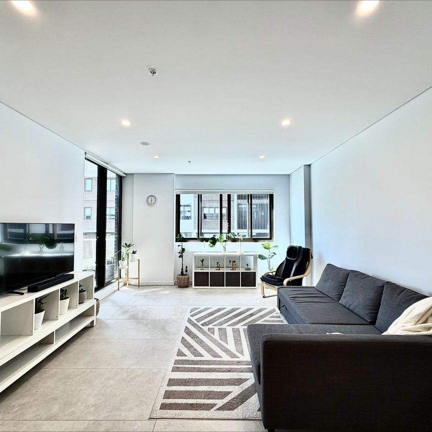 Spacious Unit! - Photo 1