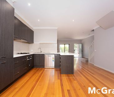 Stylish Three-Bedroom Townhouse in Prime Box Hill Location - Photo 5