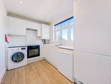 2 Bed Flat, Addiscombe Road, CR0 - Photo 4