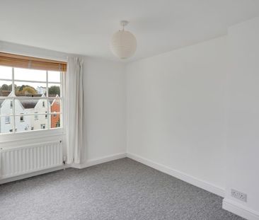 2 Bed Flat - Photo 3