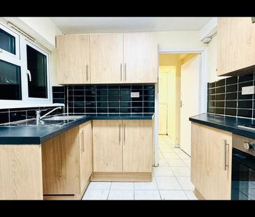 3 Bed Terraced House, Elizabeth Road, E6 - Photo 5