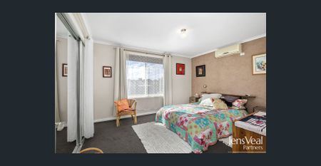 Central living, 2BR, 2BA, 2 living areas, walk to CBD, lock up garage, private courtyard - Photo 2