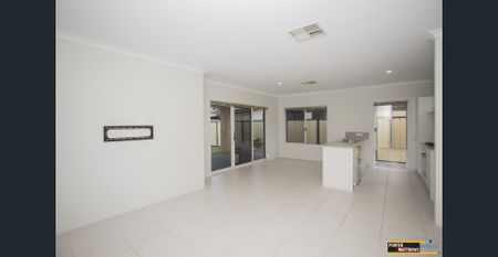 STREET-FRONT LIVING - FRESH, SPACIOUS & PERFECTLY LOCATED - Photo 2