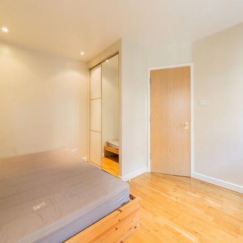 City Location 1 bedroom property with balcony near old street station - Photo 1