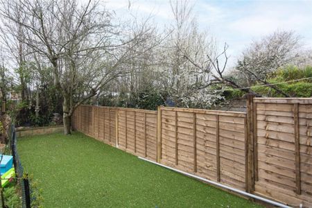 3 Bedroom Flat - Purpose Built To Let - Photo 5