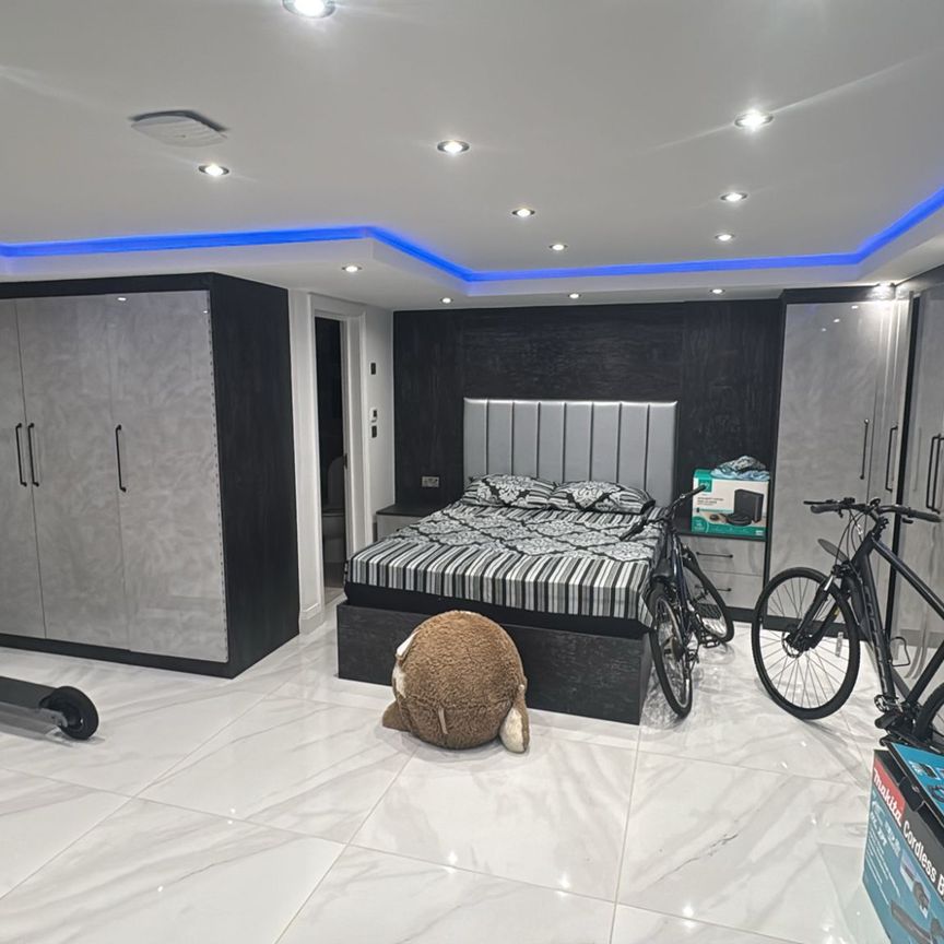 The Crossways, Greater London, TW5 - Photo 1