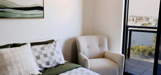 Riverside balcony studio - Photo 1