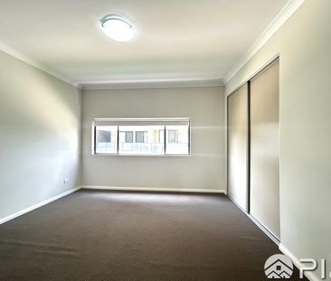 3 bedrooms with 2 car spaces Spacious Apartment for lease - Photo 1