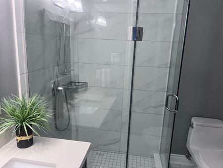 For Lease - 187 Redstone Road, Richmond Hill, Ontario - Photo 2