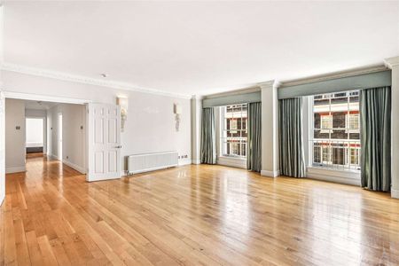 An elegant and generously proportioned lateral 3 bedroom, 2 bathroom apartment in this beautiful building and in one of Westminster's most iconic locations next to St James's Park. - Photo 5