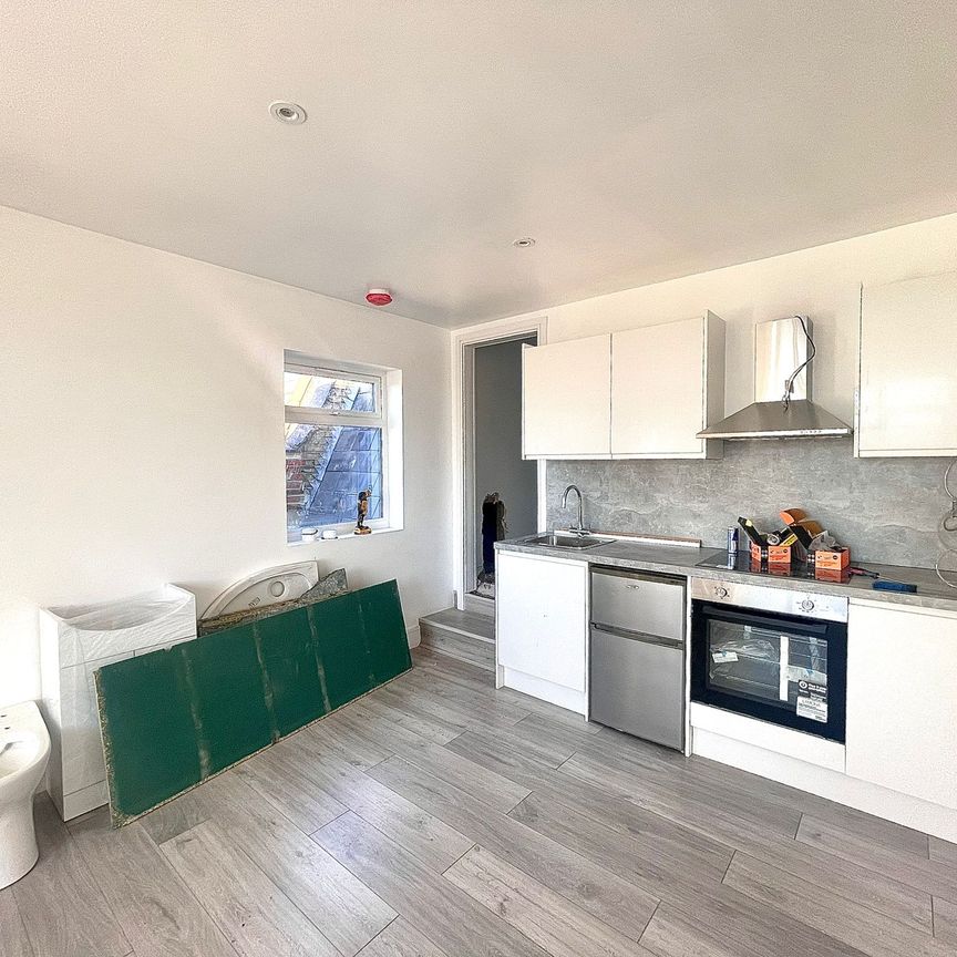 Woodside Park Road, North Finchley, London, N12 8RT - Photo 1