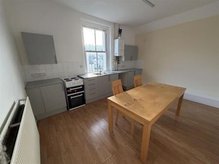 3 bedroom flat to rent - Photo 3