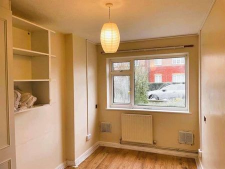 Ashford Crescent, Ashford, TW15 - Photo 3