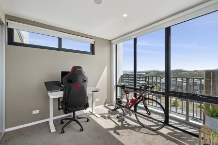 Top floor apartment with views to Black Mountain! - Photo 5