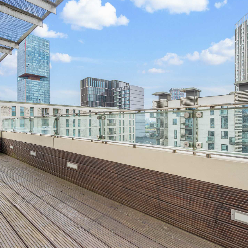 Modern 2 Bedroom Flat in Stratford with Large Balcony - Photo 1