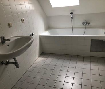 Schöne 2-Zimmer-Wohnung mit Küche, Balkon und Carportparkplatz - Foto 2