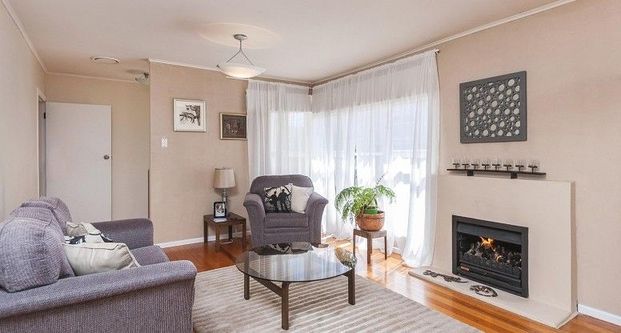 Large, sunny family home, fully fenced backyard - Photo 1