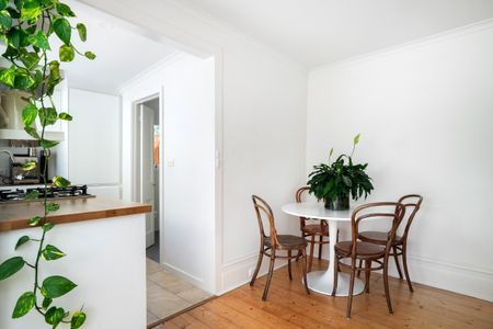 LIGHT, BRIGHT AND BEAUTIFUL 2 BEDROOM HOME! - Photo 4