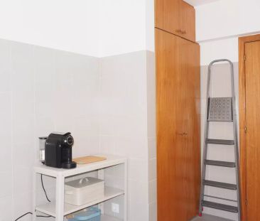 Cosy room for rent in 4-bedroom apartment in Almada - Photo 3