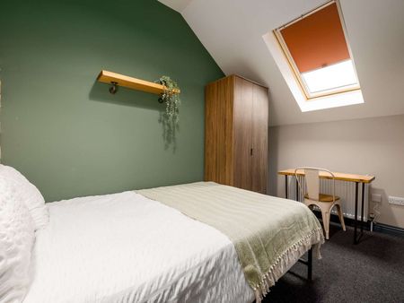 OX Living is proud to present this high-quality 12-bedroom co-living property, perfect for working professionals looking for stylish, stress-free living. Room 11 - Photo 2