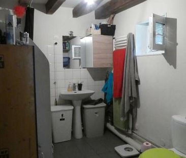 Longère rénovée élevée sur deux niveaux , mitoyenne d'un côté, comp... - Photo 5