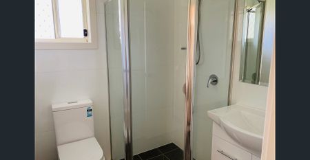 Spacious 2-Bedroom Home with Large Private Yard - Photo 5