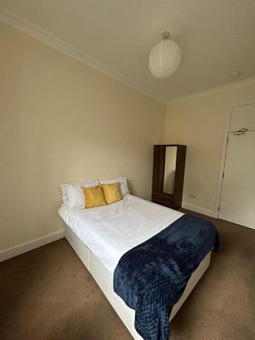 3 bedroom flat to rent - Photo 2