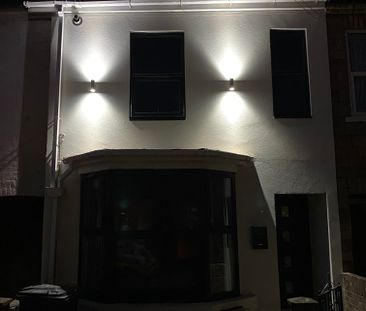 Stunning 2 Bedroom flat available all bills included – Coventry Road - Photo 5